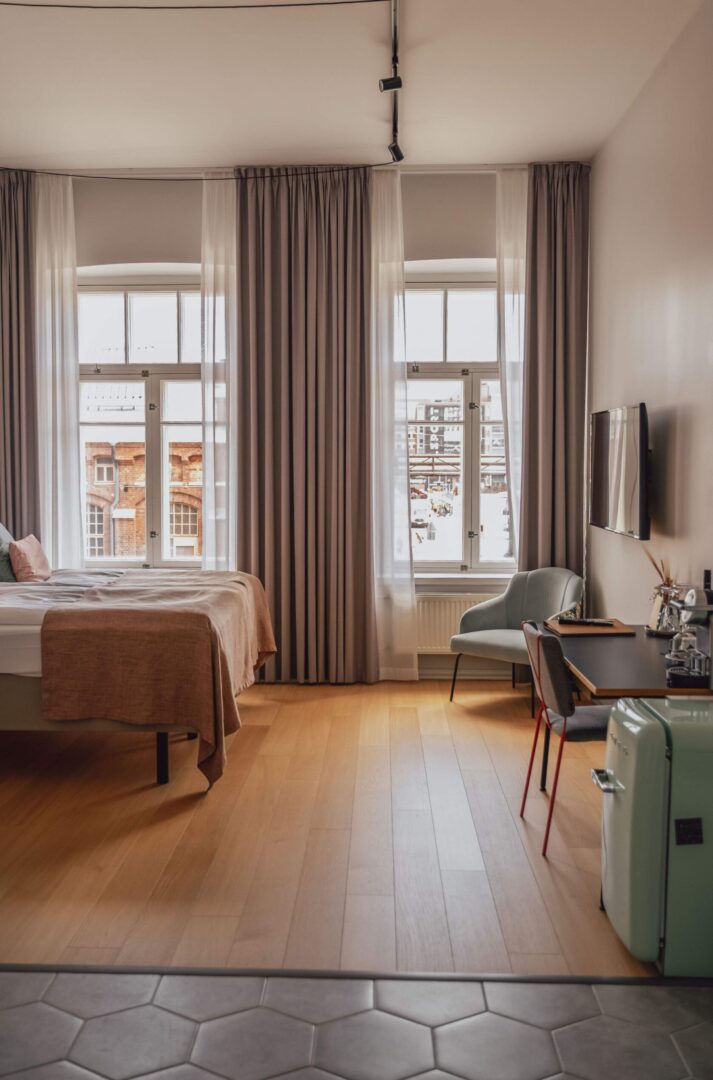 Boutique-huone_valoisa_ja_tilava_uniikki_hotellihuone_helsinki