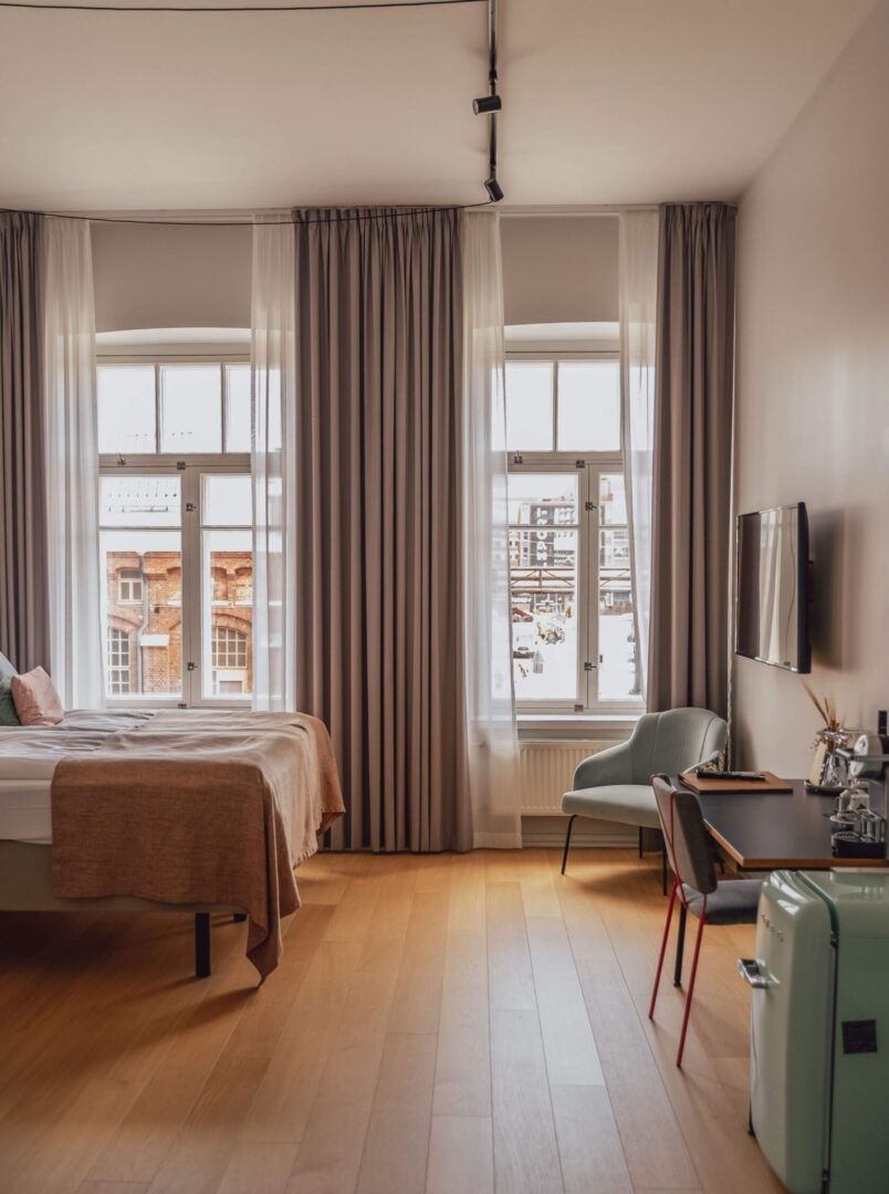 Superior – valoisa ja tilava hotellihuone The Folks Hotel Konepajalla