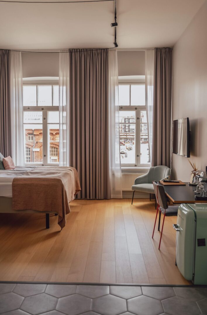 Bright_historical_hotel_room_Helsinki