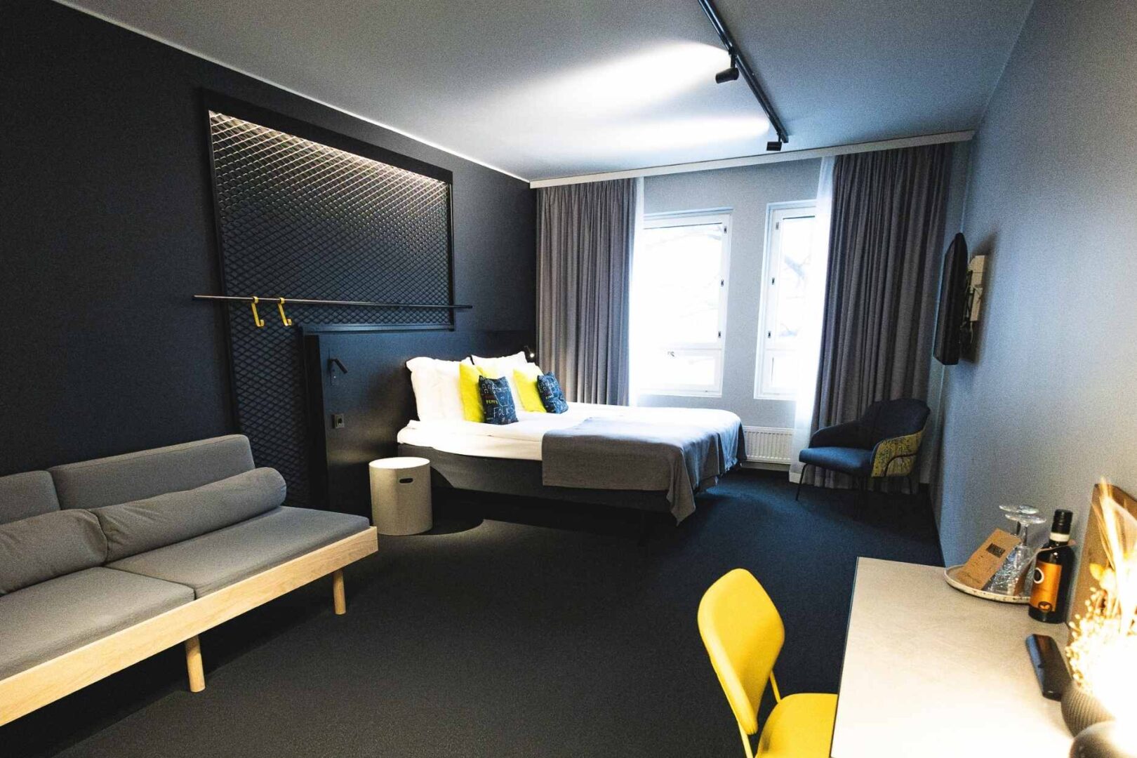 Folks Hotel Helsinki – Family room with couch
