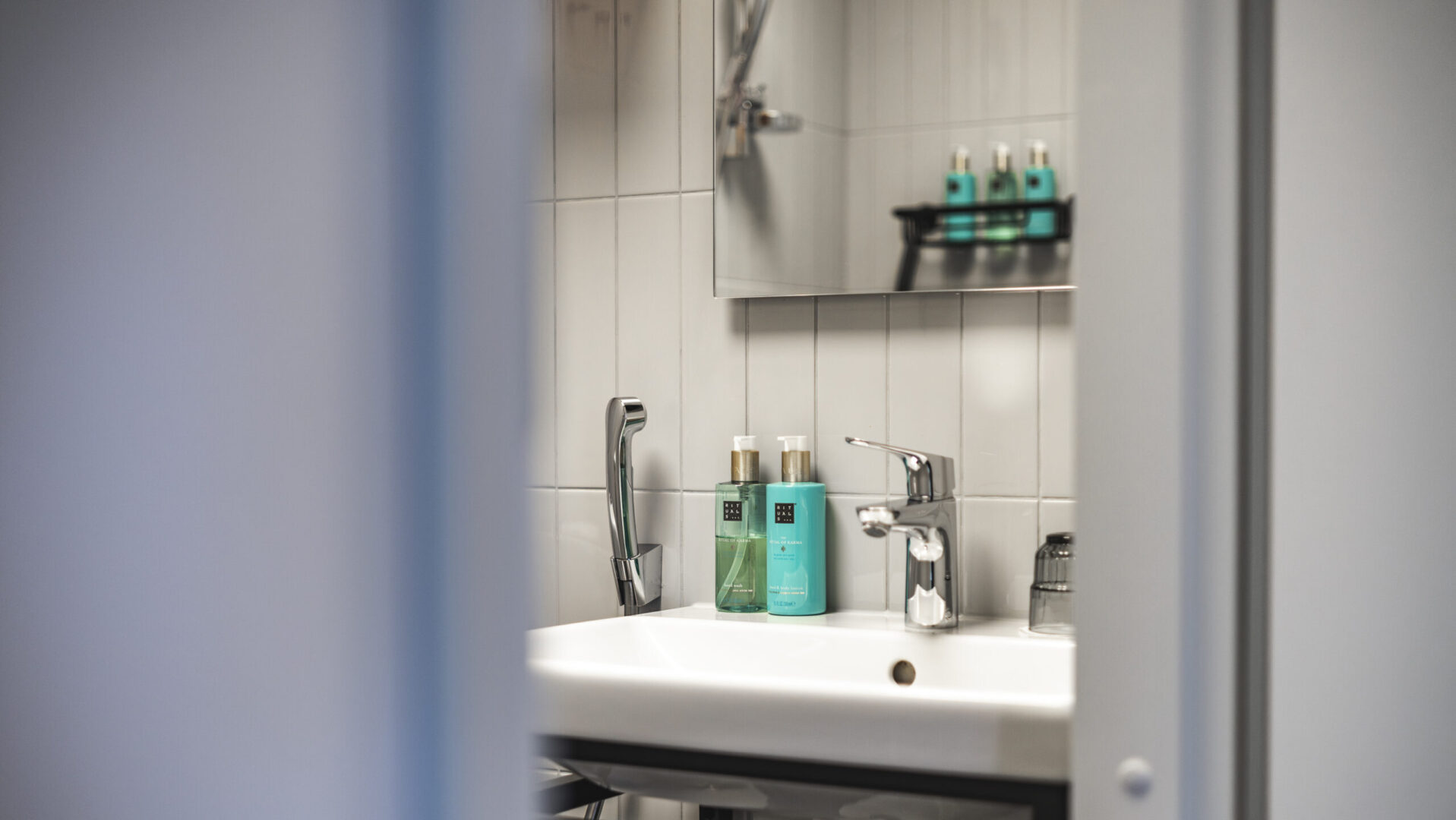 Kylpyhuone hotellihuoneessa – Rituals tuotteet