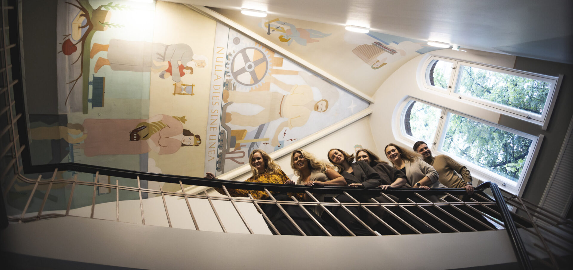 henksu sisällä portaikossa