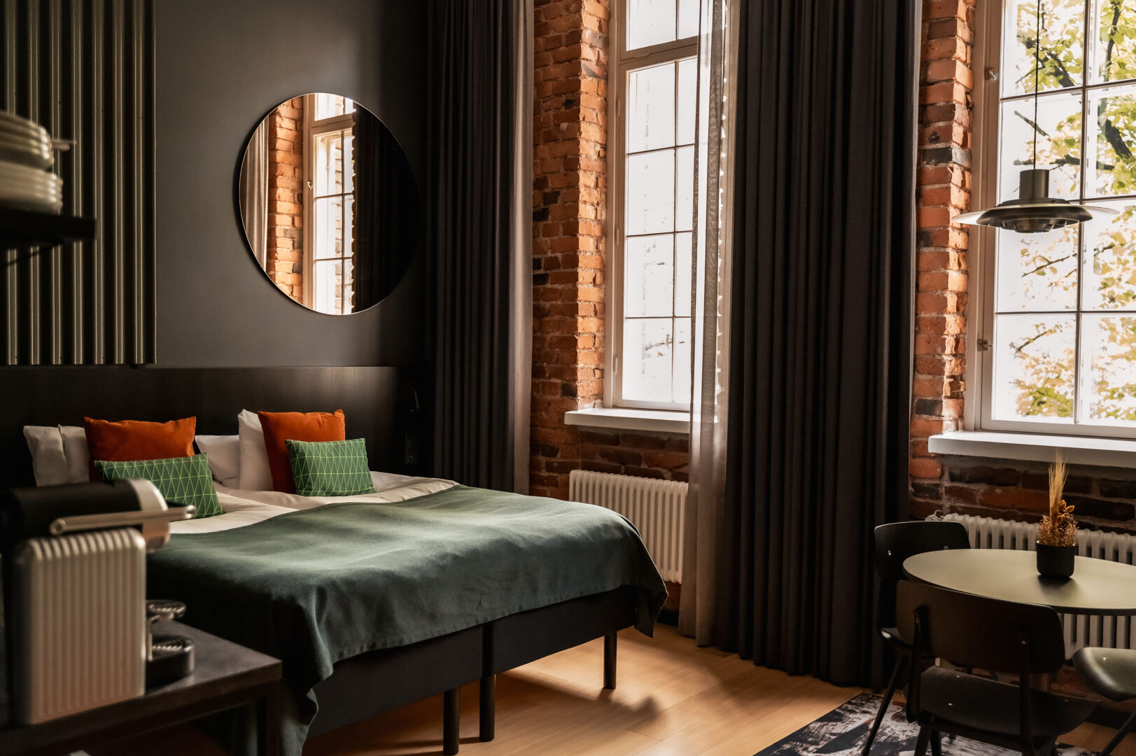 tyylikäs_tiiliseinä_loft_hotelli_huone